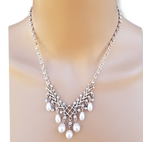 VINTAGE SILVERTONED NECKLACE WITH FAUX DROP PEARLS & GLASS RHINESTONE ACCENTS - Picture 1 of 11